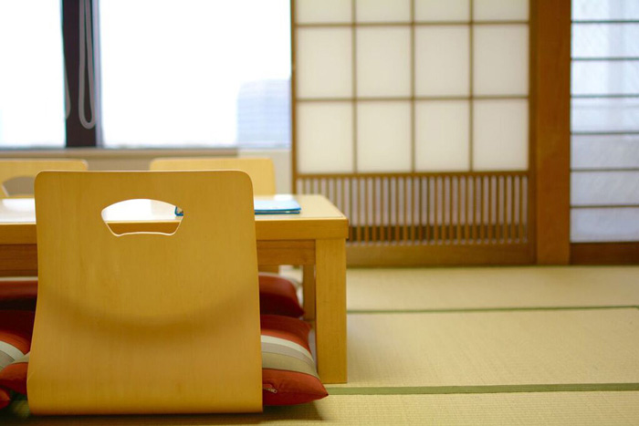 東京セントラルユースホステルの和室客室テーブルと座椅子