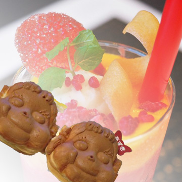 Sweets from Kagurazaka is getting popular. Walking around imperial palace eating tasty sweets will be so much fun!