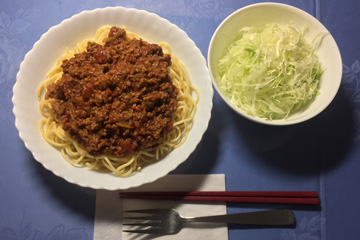 東京セントラルユースホステルの昼食のミートスパゲティーとサラダ