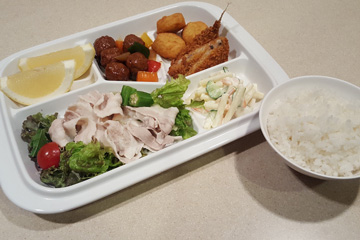 東京セントラルユースホステルの職員が考える栄養もボリュームも満点の日替わりの夕食ビュッフェその１