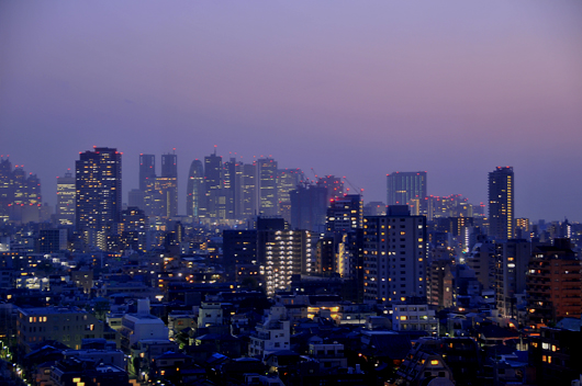 東京セントラルユースホステルの二段ベットが２つ並んだ客室とそこから見える東京を一望できる景色