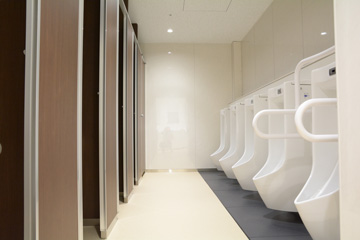 個室で仕切られた洋式トイレと男性用の小便器