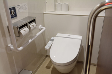 手すりが付いている車椅子対応の個室トイレ