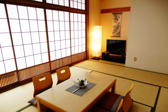東京セントラルユースホステルの和室客室テーブルと座椅子