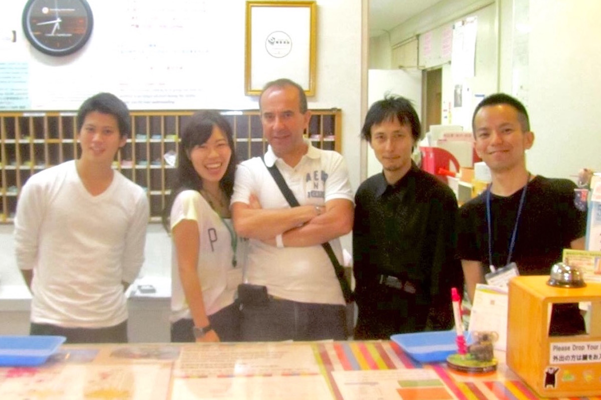 東京セントラルユースホステルのスタッフと団体で利用された引率者の外国のお客様