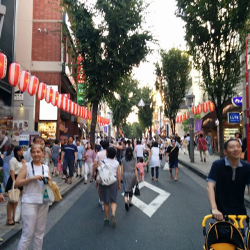 毎年７月２６日、２７日東京セントラルユースホステルから徒歩２分の神楽坂で開催される神楽坂通り商店会主催の神楽坂祭りを楽しむ国内外の人々とお祭り